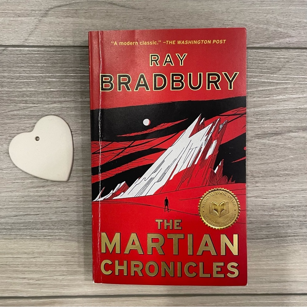 THE MARTIAN CHRONICLES by Ray Bradbury, Paperback Book.
